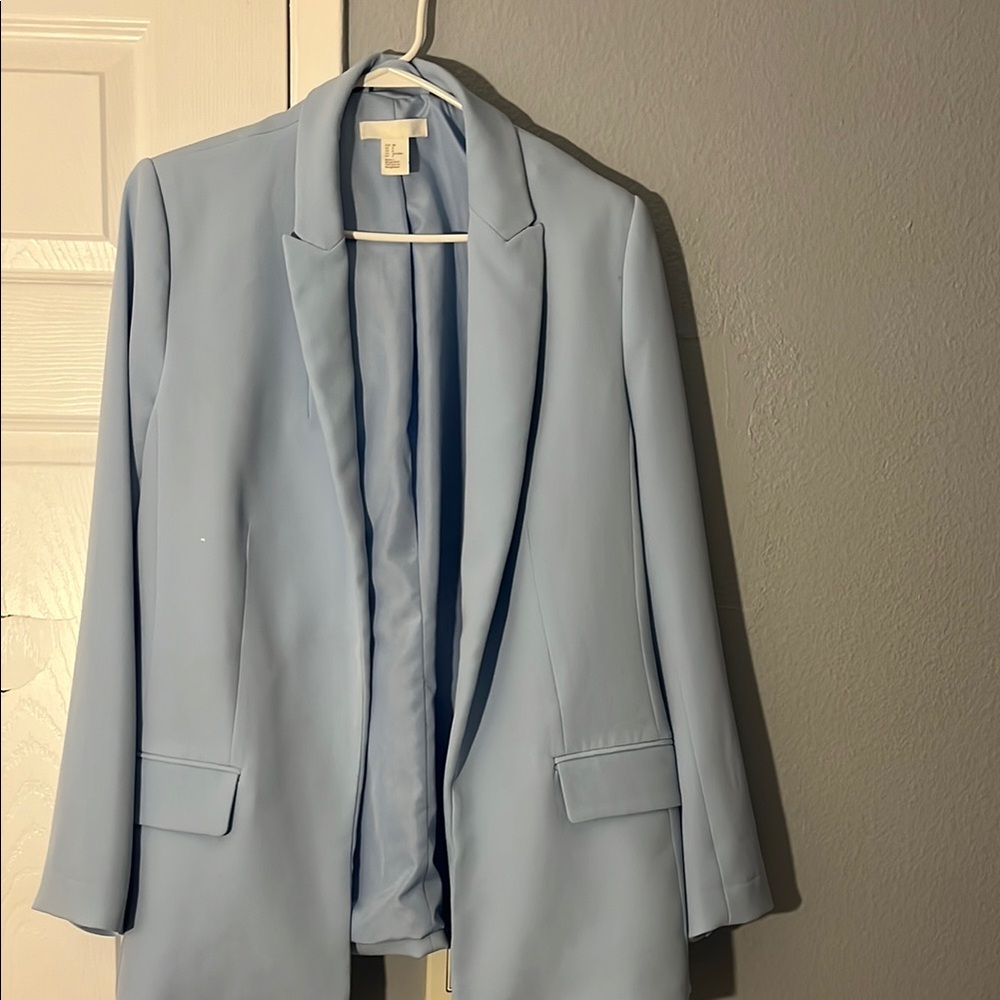 Modern Blue Blazer with Notched Lapels and Relaxed Fit